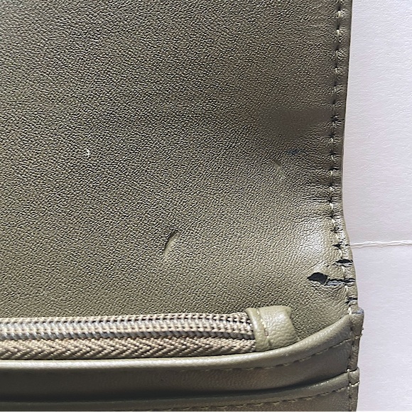 Universal Thread Wallet.Never used. Small Flaw from storage.See pics 4 flaw/meas - Picture 8 of 9